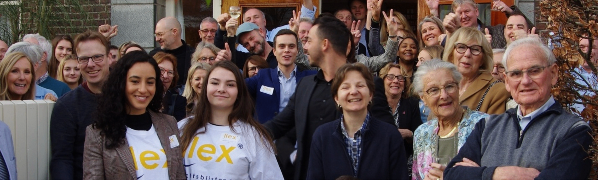 Família feliz e sorridente, acompanhada pela LLex